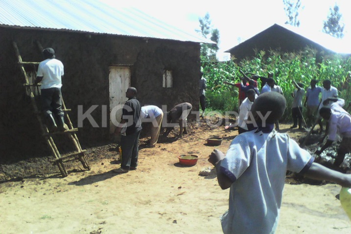 Mu kagali ka Rurenge mu murenge wa Rukomo mu karere ka Nyagatare, hakozwe umuganda wo gukurungira amazu y'Abanyarwanda birukanywe muri Tanzaniya.
