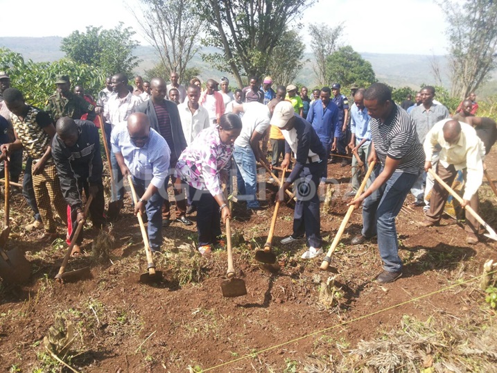 Muk karere ka Kirehe abaturage biganjemo urubyiruko bakoze umuganda, Minisitiri w'Urubyiruko n'Ikoranabuhanga Jean Philbert Nsengimana akaba yaje kwifatanya nabo.