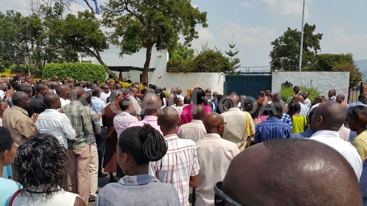 Abantu batangiye barenga 600 ariko uko iminota ishira bakomeza kwiyongera.