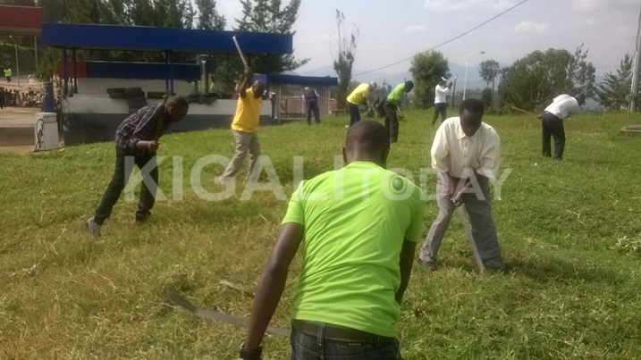 Umuganda wakozwe hakorwa isuku mu mujyi wa Nyamagabe.