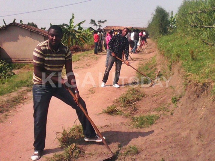 uru rubyiruko rwahuriye mu murenge wa Kigoma mu gikorwa cy'umuganda.