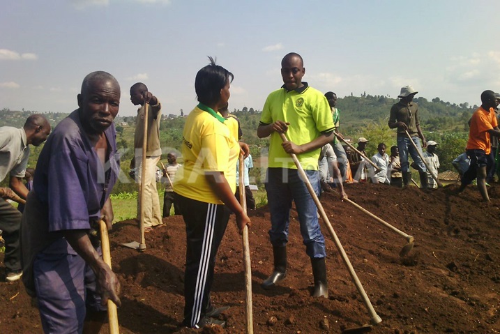 Minisitiri Gasanzigwa hamwe n'umuyobozi w'akarere ka Nyanza Abdalah mu gikorwa cy