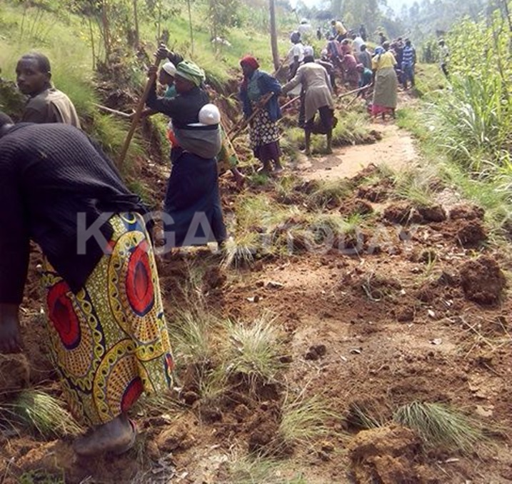 Abaturage bikoreye umuhanda uzajya ubafasha mu buhahirane.