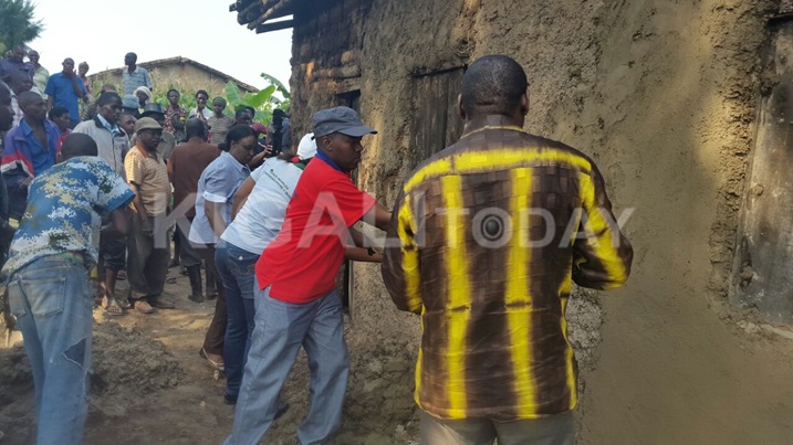 Abaturage bari baje gutanga umuganda o gusana iyi nzu.