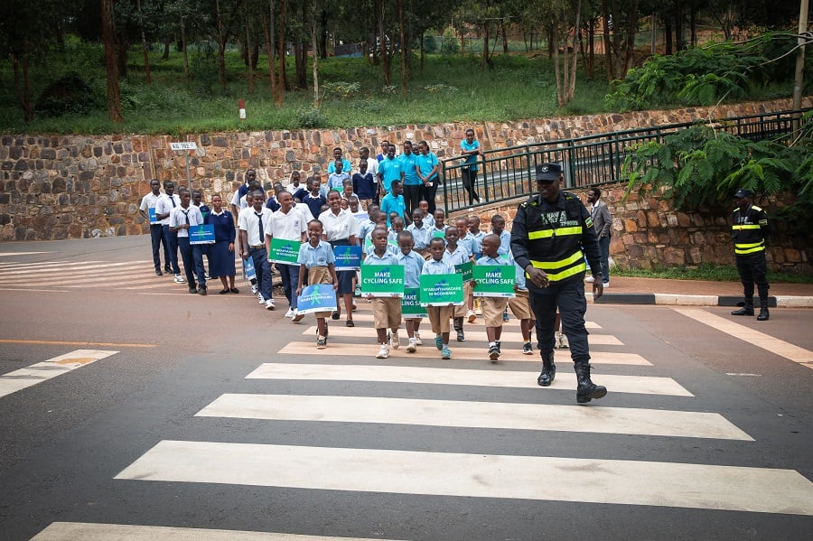 Abanyeshuri basobanuriwe uko abantu bakwiye kugenda mu muhanda