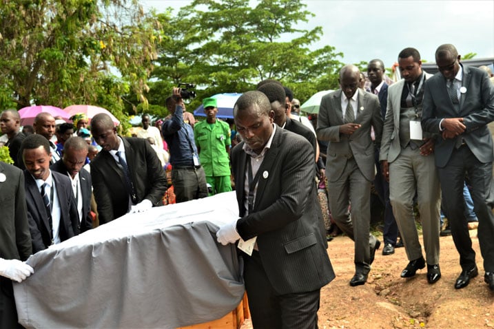Imibiri isaga 120 yabonetse Kinazi yashyinguwe mu cyubahiro