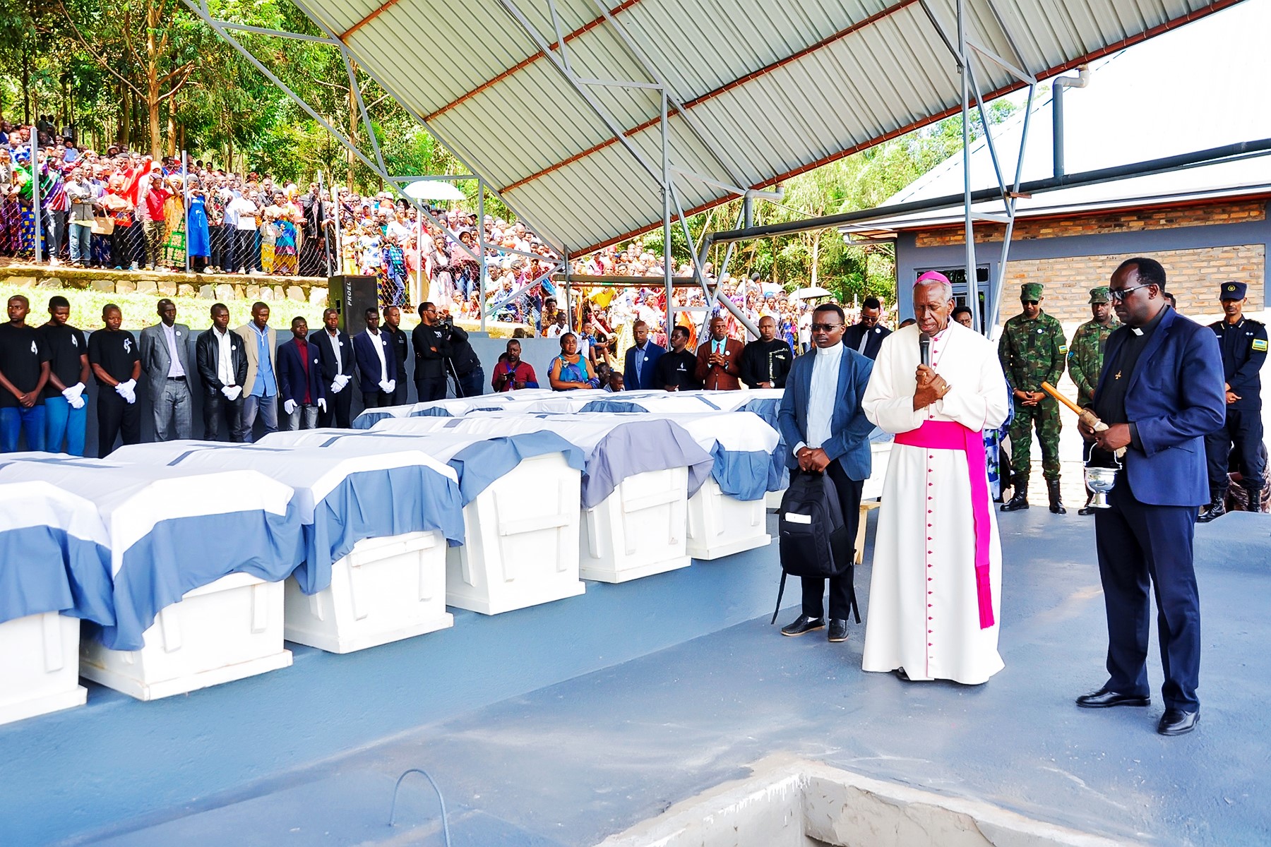 Los cuerpos fueron sacados de Kayumbu y enterrados en el cementerio de Bunyonga.