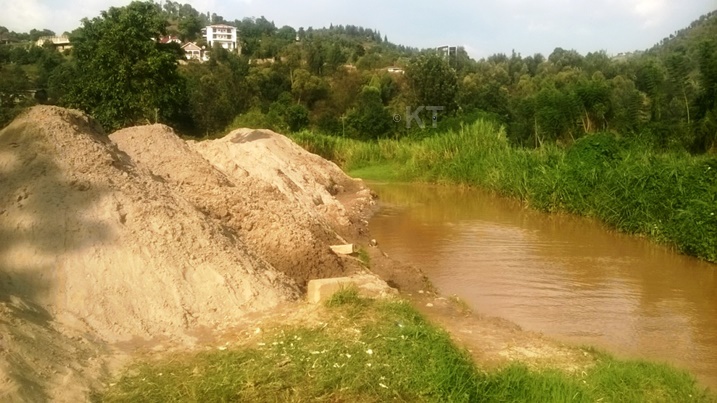 Aho imicanga ikurirwamo ku mugezi wa Sebeya, hari urukuta rw'amabuye rurinda umugezi kwangirika.