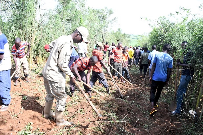 Imidugudu ya Rukiri na Rwinyange yatangiye gukora umuhanda uyihuza