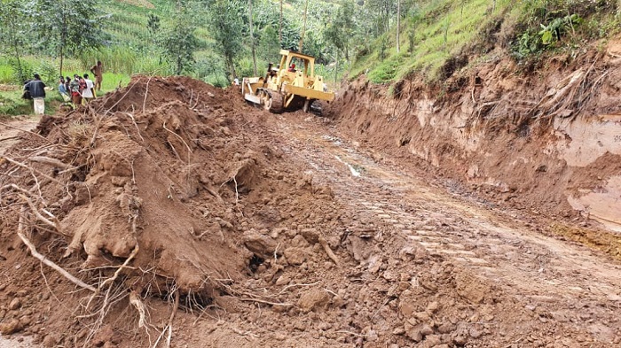 Imashini zatangiye gutunganya imihanda yo muri Gakenke iresha na Km 100 ngo byoroshye ubuhahirane