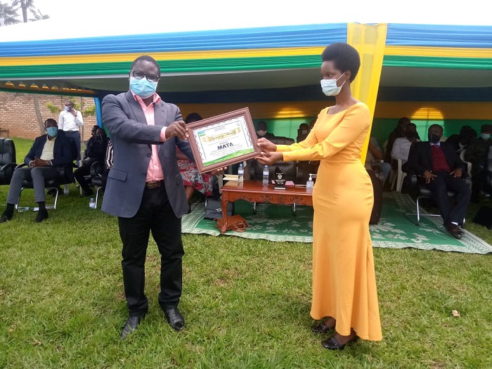 Umunyamabanga nshingwabokorwa w'umurenge wa Mata, Assoumpta Byukusenge, yashyikirijwe icyemezo cy'ishimwe cy'uko umurenge ayobora witwaye neza kurusha iyindi mu kwesa imihigo