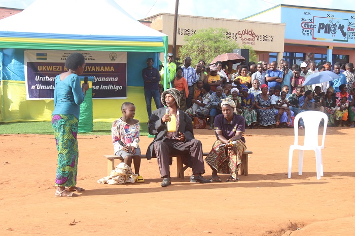 Hakinwe imikino itandukanye yigisha abaturage kubana mu miryango izira amakimbirane 