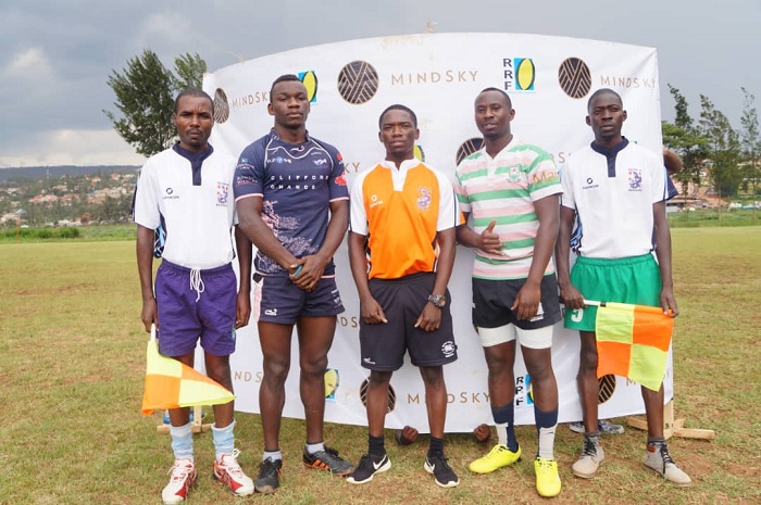 Rugby mu Rwanda abakapiteni nta dutambaro tubagaragaza. Hano abasifuzi bo ku ruhande bakikije abakapiteni n'umusifuzi wo hagati