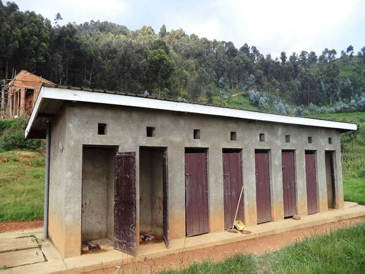 Imiryango mike niyo iba ifunguye kandi nayo yaruzuye ku buryo umwanda ugaragara.