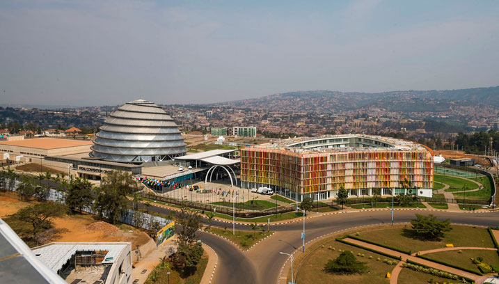 Imiryango ya Kigali Convention Centre yafunguriwe buri wese ushaka kuyigana.