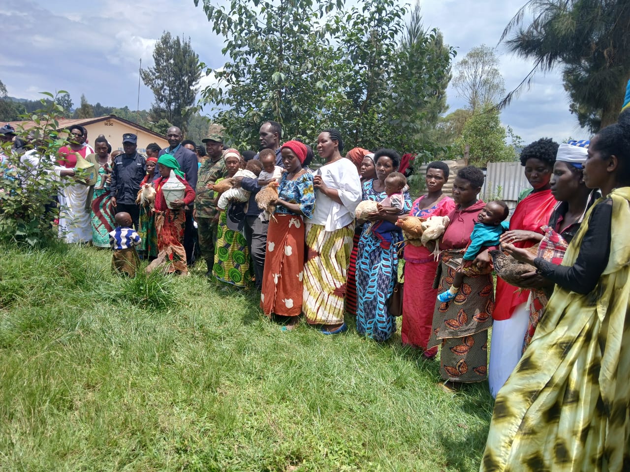 Imiryango ifite abana bahoze bari mu mirire mibi yorojwe amatungo magufi harimo n'inkoko ngo bifashe kuva mu mirire mibi byihuse
