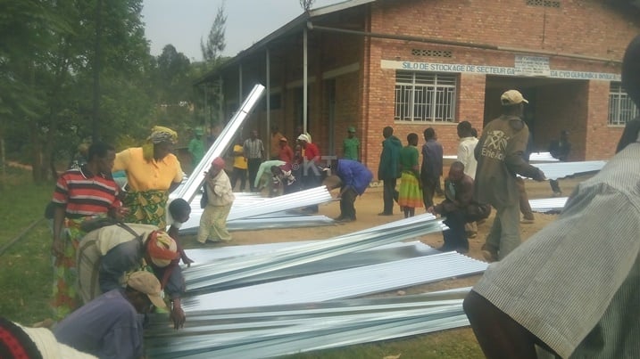 Imiryango igera ku 1000 yaremewe amabati, yose yamaze kubona aho izatura hatari mu manegeka.