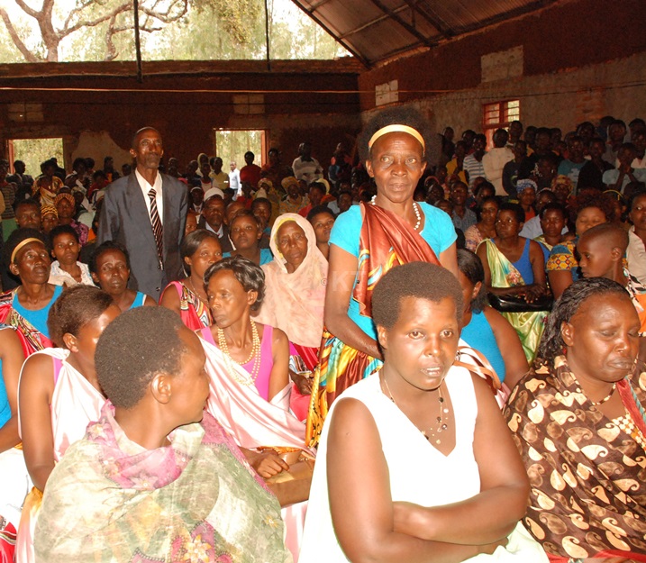 Imiryango y'abageni yaguye mu kantu ibonye umugore mu rusengero avuga ko yabyaranye n'umukwe wabo.
