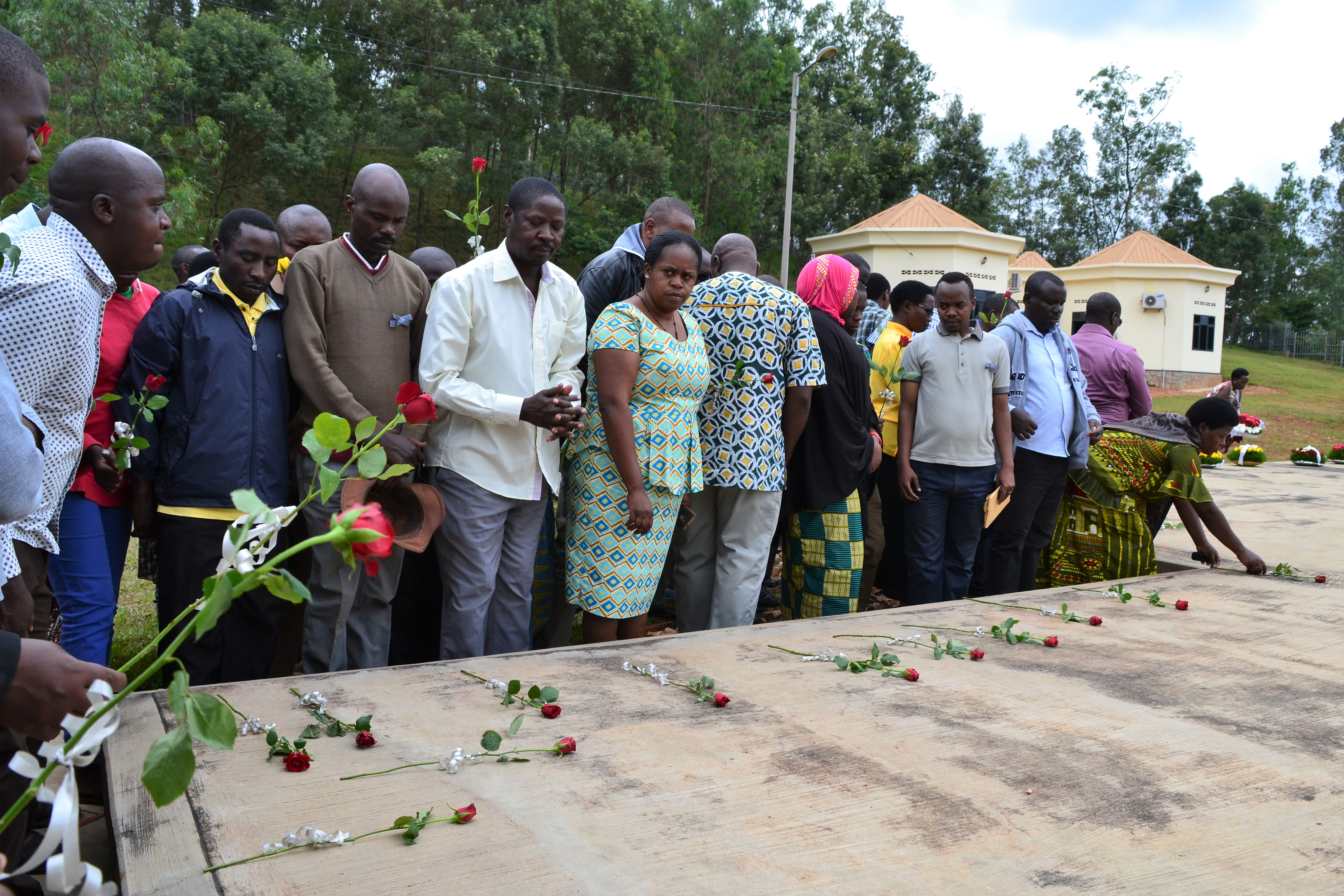 Imiryango y'abikorera bazize Jenoside yakorewe Abatutsi na yo ishyira indabo rwibutso rwa Jenoside rwa Kabgayi
