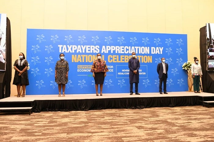 RRA yashimiye bamwe mu basora babaye indashyikirwa mu gutanga imisoro myinshi no kwitabira gukoresha ikoranabuhanga