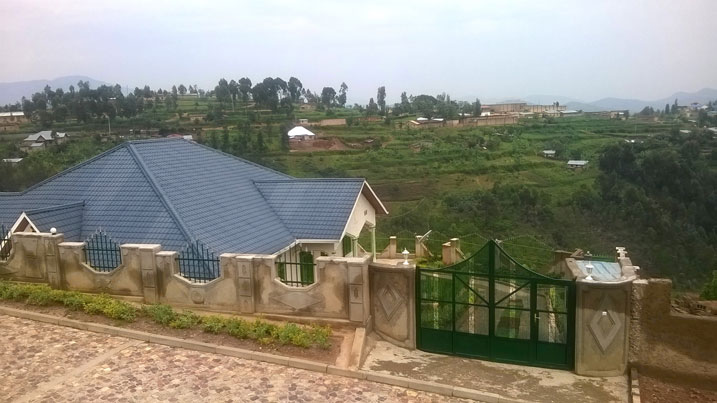 Abifite bubaka amazu manini agezweho yo kubamo.