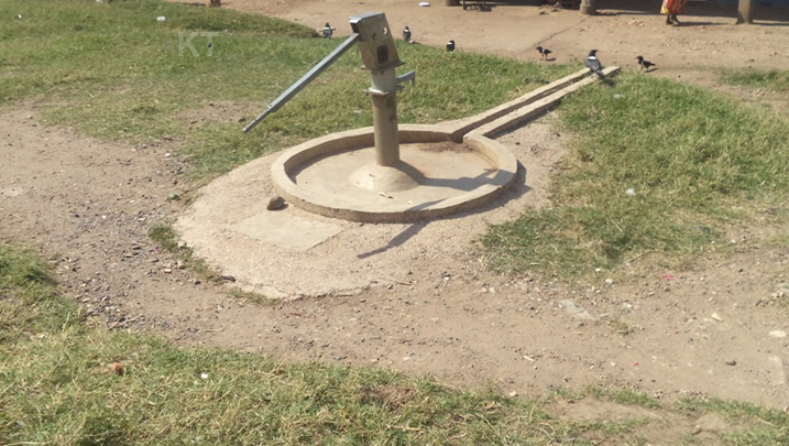 Imiyoboro yarazibye ku buryo bituma bakora ibirometero 2 bagiye kuvoma amazi nayo mabi