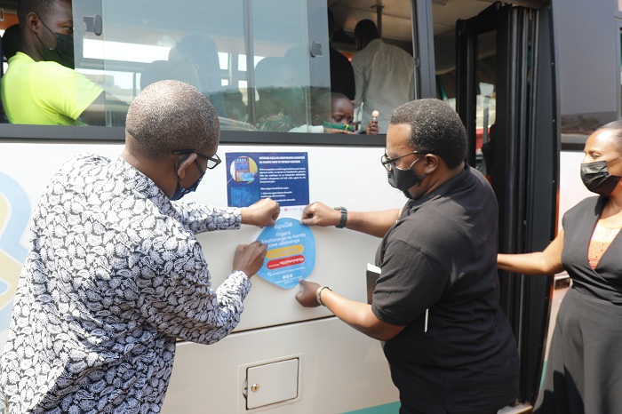 Abagenzi basabwa kujya basoma ubutumwa bushyirwa ku modoka
