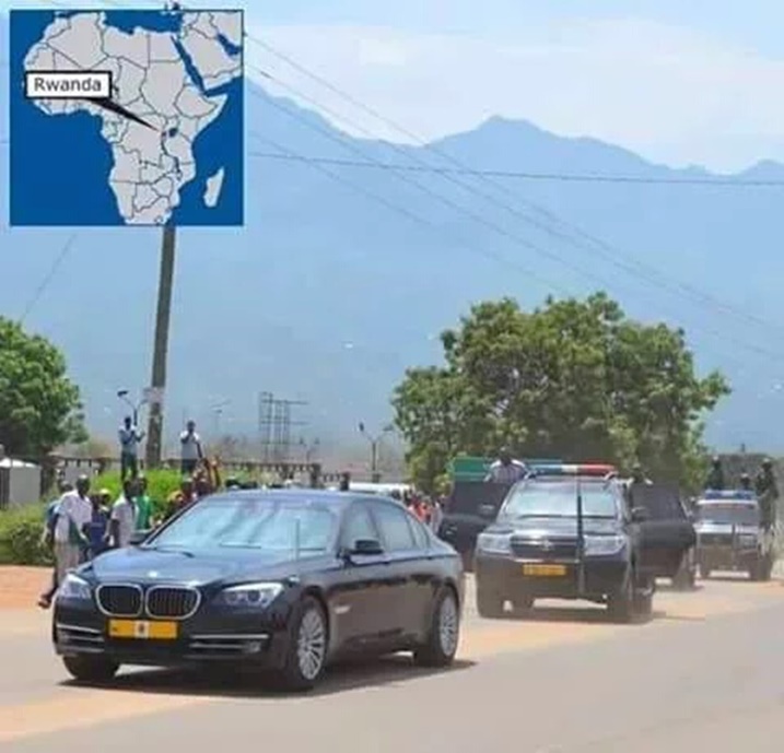 Imodoka ziherekeje Perezida Magufuli zageze ku mupaka wa Rusumo. Araza gukomereza urugendo i Kigali.