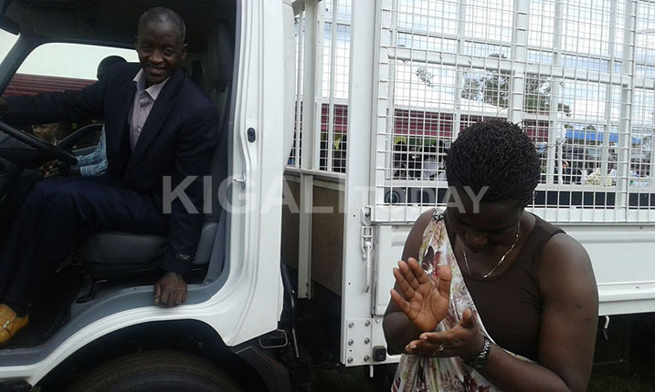 Minisitiri Tugireyezu amaze guhereza imfunguzo z'imodoka perezida wa COCAMU uyicayemo.