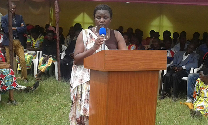 Minisitiri Tugireyezu yavuze ko iyi modoka ari impano Perezida yabemereye mu rwego rwo kubafasha mu mikorere myiza ya Koperative yabo.