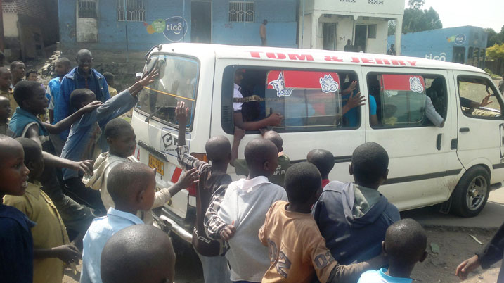 Imodoka ihagurutse bamwe bashatse kuyikurikira.