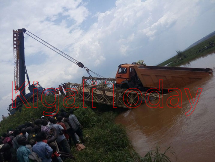 Hifashishijwe imashini kabuhariwe mu gukura iyi kamyo mu ruzi rw'akanyaru.
