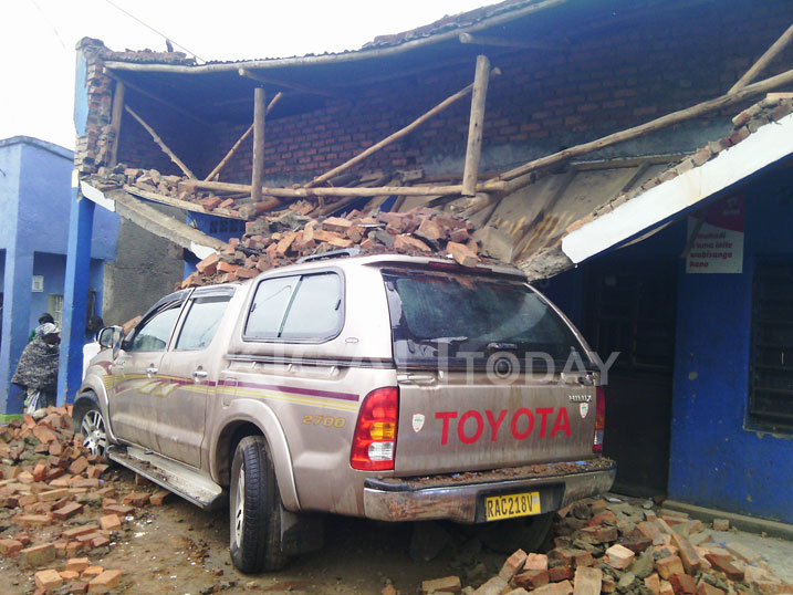Imodoka yagonze inkingi ibaraza ryose riragwa.