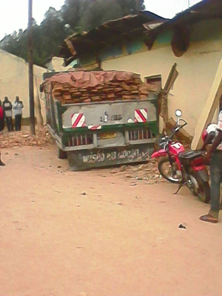 Imodoka yagonze inzu yari ipakiye imbaho.