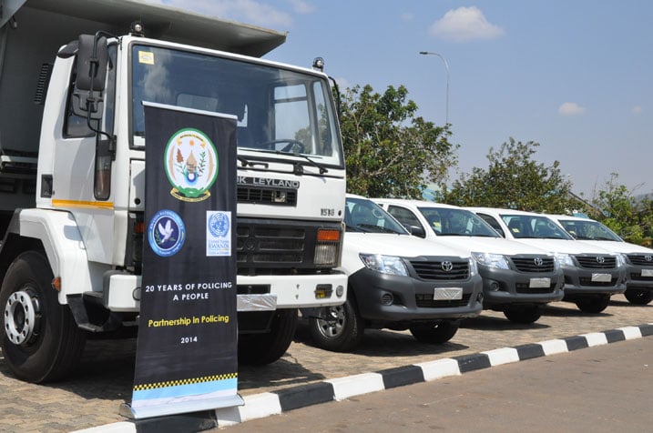 Imodoka zahembwe uturere twakoranye neza na Polisi. Ibanza nini yahawe umurenge wa Kinyinya mu karere ka Gasabo.