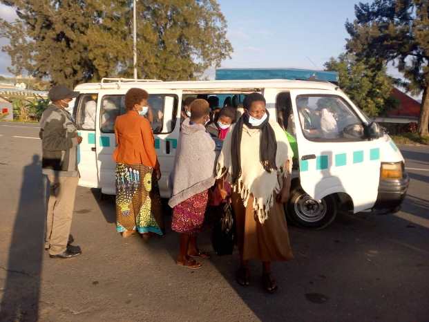 Iyi modoka yari ipakiye abagenzi nk'uko bisanzwe, Polisi ibakuramo inahana umushoferi