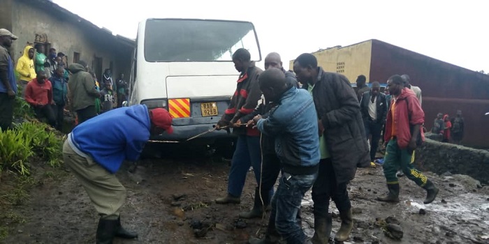 Mu mihanda ihuza utugari ibinyabiziga ntibyorohewe kuyicamo kuko yangiritse. Iyi modoka yari ijyanye abanyeshuri kwiga iheramo ku buryo byasabye ubutabazi bw'indi modoka yahabakuye