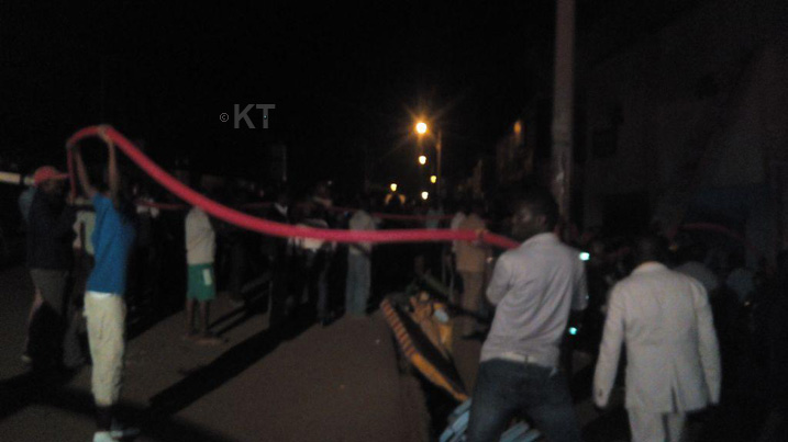 Imodoka yabugenewe yahageze bimwe byarangije kwangirika aha bari bafashe umugozi utwara amazi arwanya inkongi