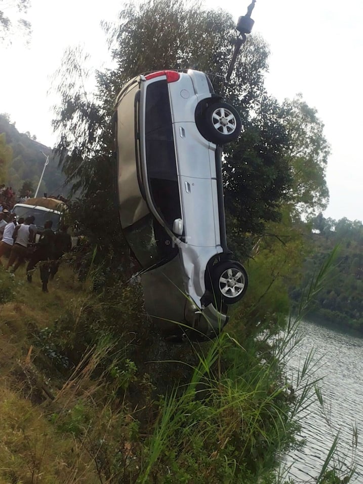 imodoka yaguye mu Kivu ubwo yarimo ikurwamo.