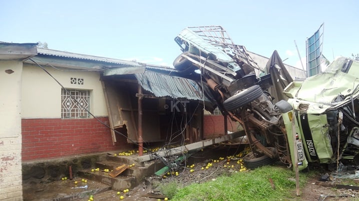 Imodoka yo mu bwoka bwa Fuso yari itwaye imbuto yuriye inzu.