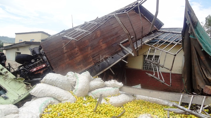 Imodoka yuriye inzu imbuto zirasandara ariko abaturage ntibaziba.