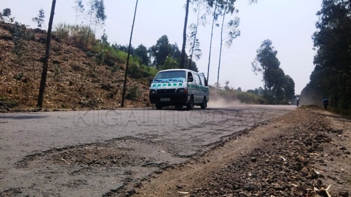 Imodoka zikoresha umuhanda Cyanika-Musanze zikatira ibinogo biwurimo zikanyura ku ruhande.