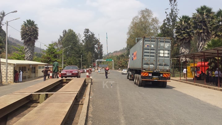 Imodoka zitwara imizigo ndetse n'iz'abantu ku giti cyabo ni zo zambuka gusa.