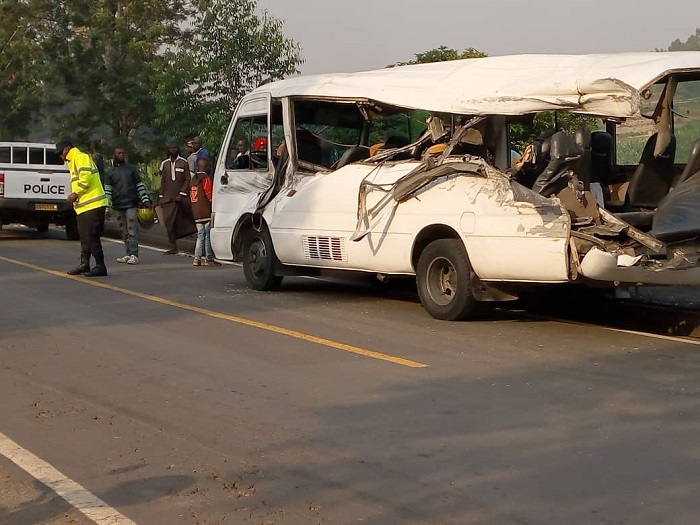 Abagenzi bari muri iyi modoka hapfuyemo batandatu
