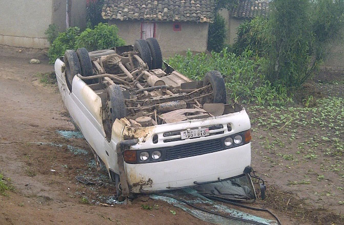 Iyi modoka yaguye mu murima hagati y'amazu.