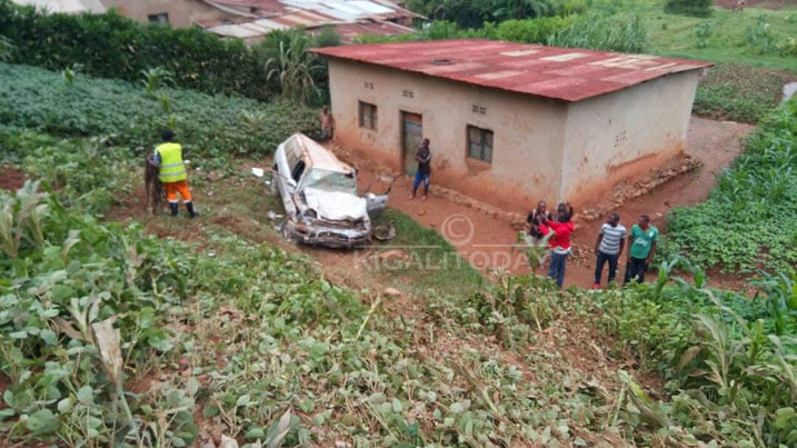 Imodoka yatogotse mu kabande itangirwa n'inzu abayirimo babiri bavamo ari bazima 