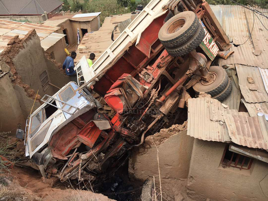 Iyo Fuso yari yikoreye amabuye ibura feri irenga umuhanda igwa hejuru y