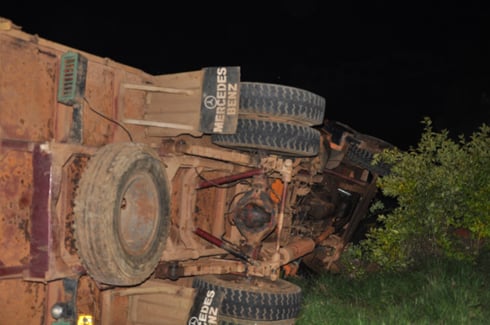 Iyo kamyo yakubise taxi irakomeza irenga umuhanda igwa mu byatsi.