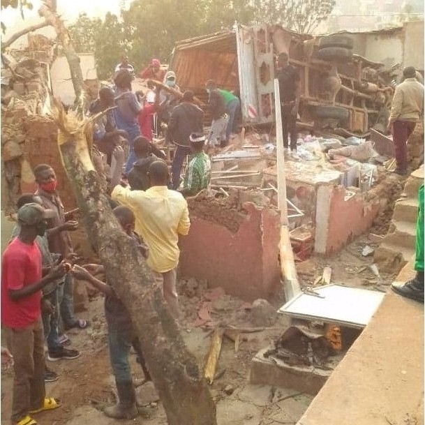 Ikamyo yashenye izo nzu yari yikoreye ibiti