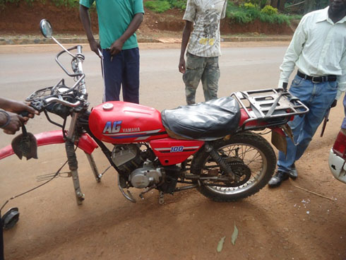 Moto umusaza Usengimana Mechak yari atwaye yangiritse bikomeye (aha ni i Nyamasheke).